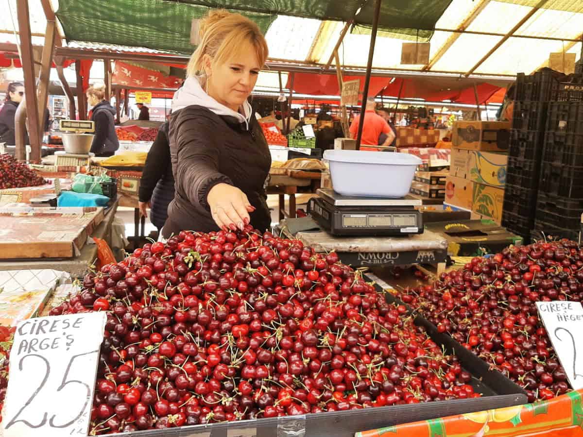 cireșe de vrancea și argeș la 25 de lei kilogramul în cea mai mare piață din sibiu (foto)