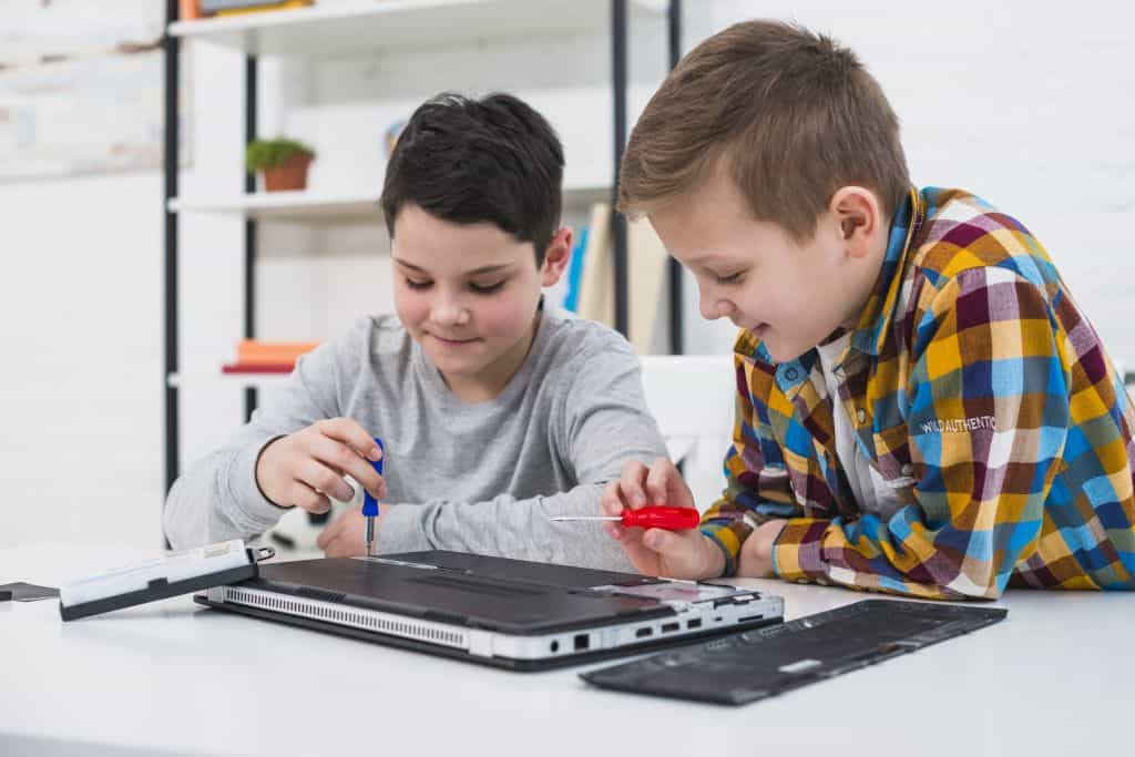 un sibian pasionat de calculatoare îi învață pe copii cum să dezasambleze și să asambleze un laptop