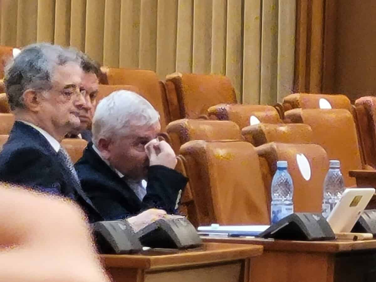 bătaie și îmbrânceli între doi deputați pe în timpul unei ședințe și pe holurile parlamentului român