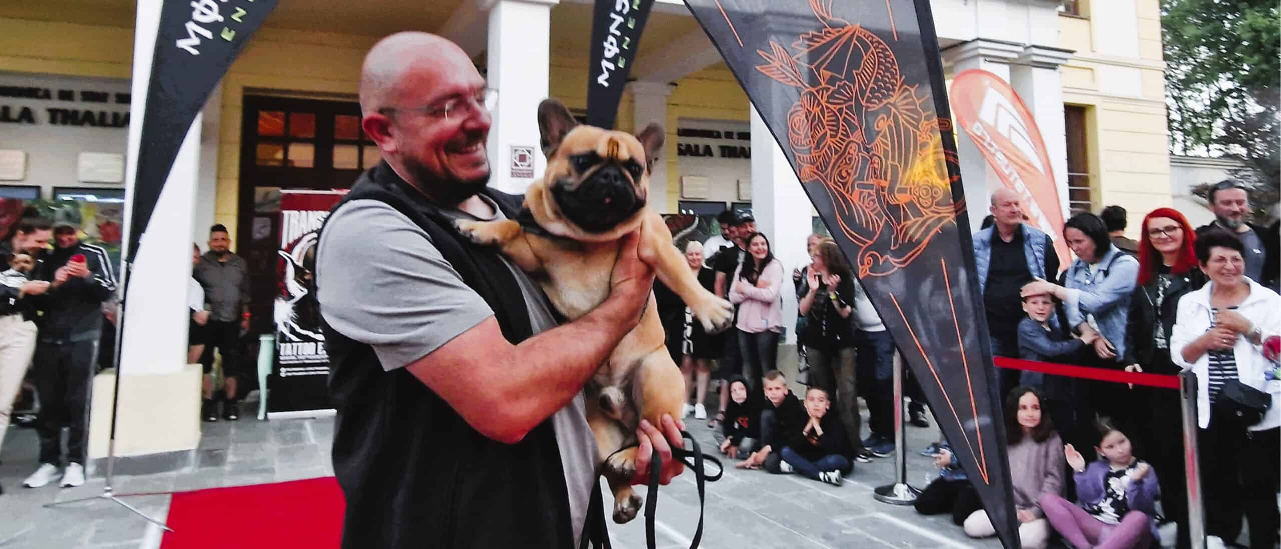 țuchi, un căţel abandonat în judeţul sibiu, a ajuns vedetă în reclame din sua și a câștigat o paradă cu 200 de câini la transilvania tattoo expo (foto)