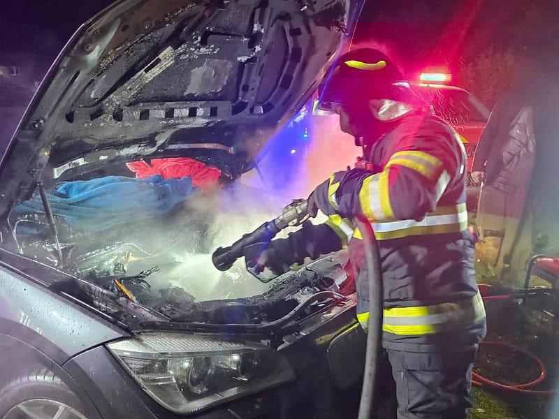 mașină cuprinsă de flăcări în toiul nopții în valea moașei
