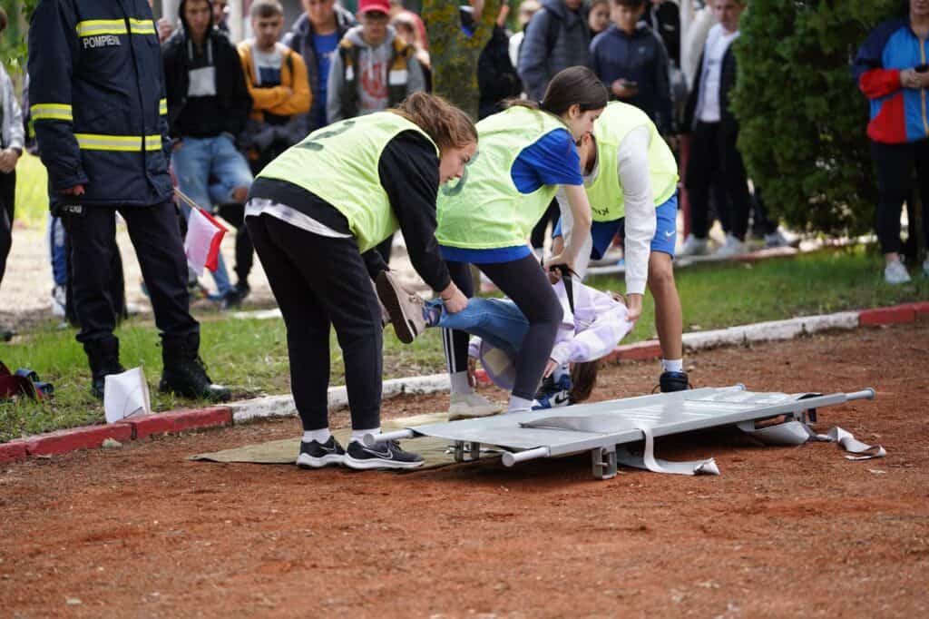 paisprezece echipe de elevi au concurat concursul „cu viața mea apăr viața”. școala 23 și liceul agricol, au fost pe primele locuri (galerie foto)