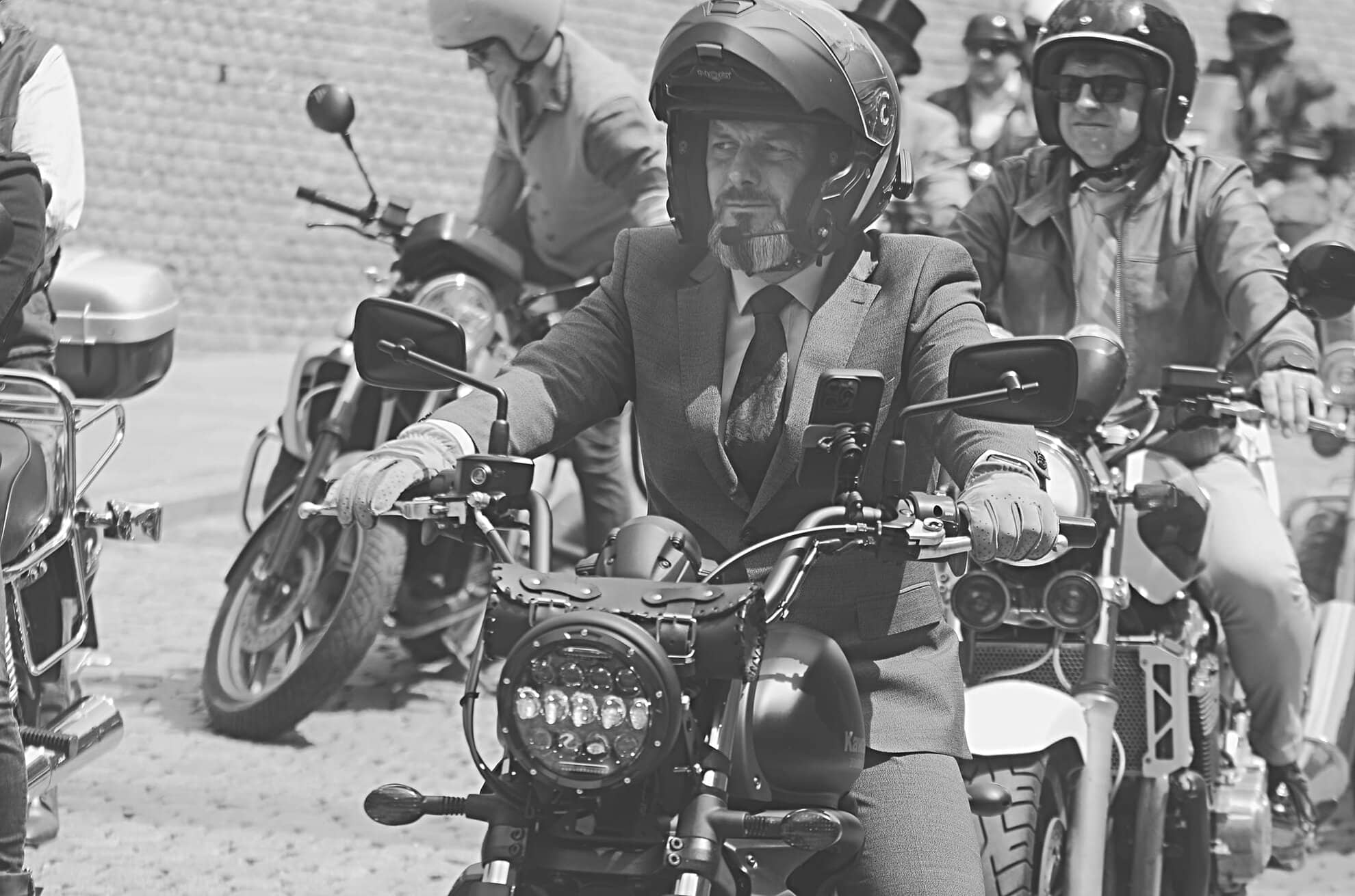 motocicliști îmbrăcați la costum au invadat piața mică la the distinguished gentleman’s ride (foto)