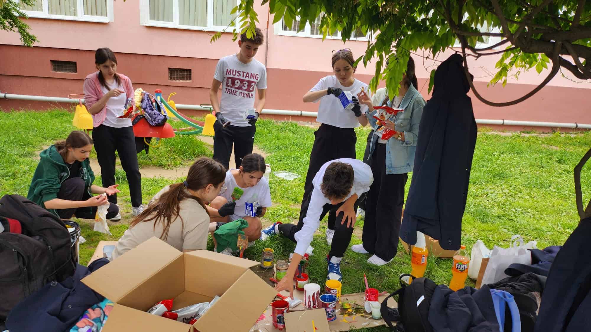voluntarii colegiului "școala națională de gaz" au înfrumusețat grădinițe din mediaș (foto, video)