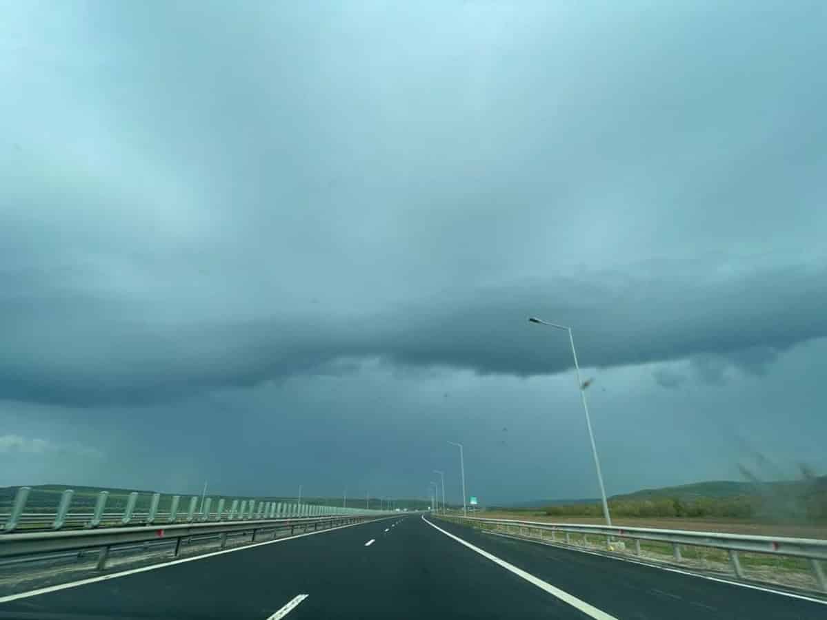 plouă torențial pe autostrada a1 între cristian și miercurea sibiului