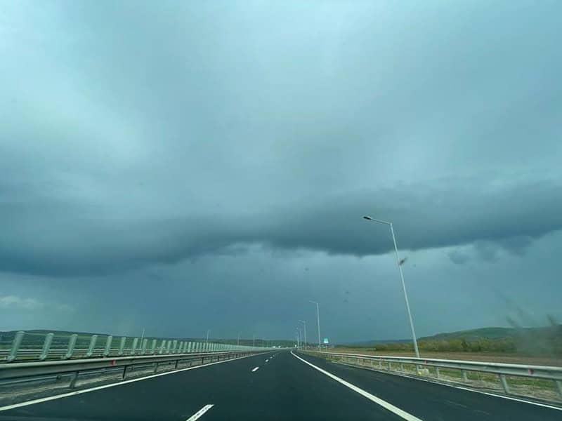 plouă torențial pe autostrada a1 între cristian și miercurea sibiului