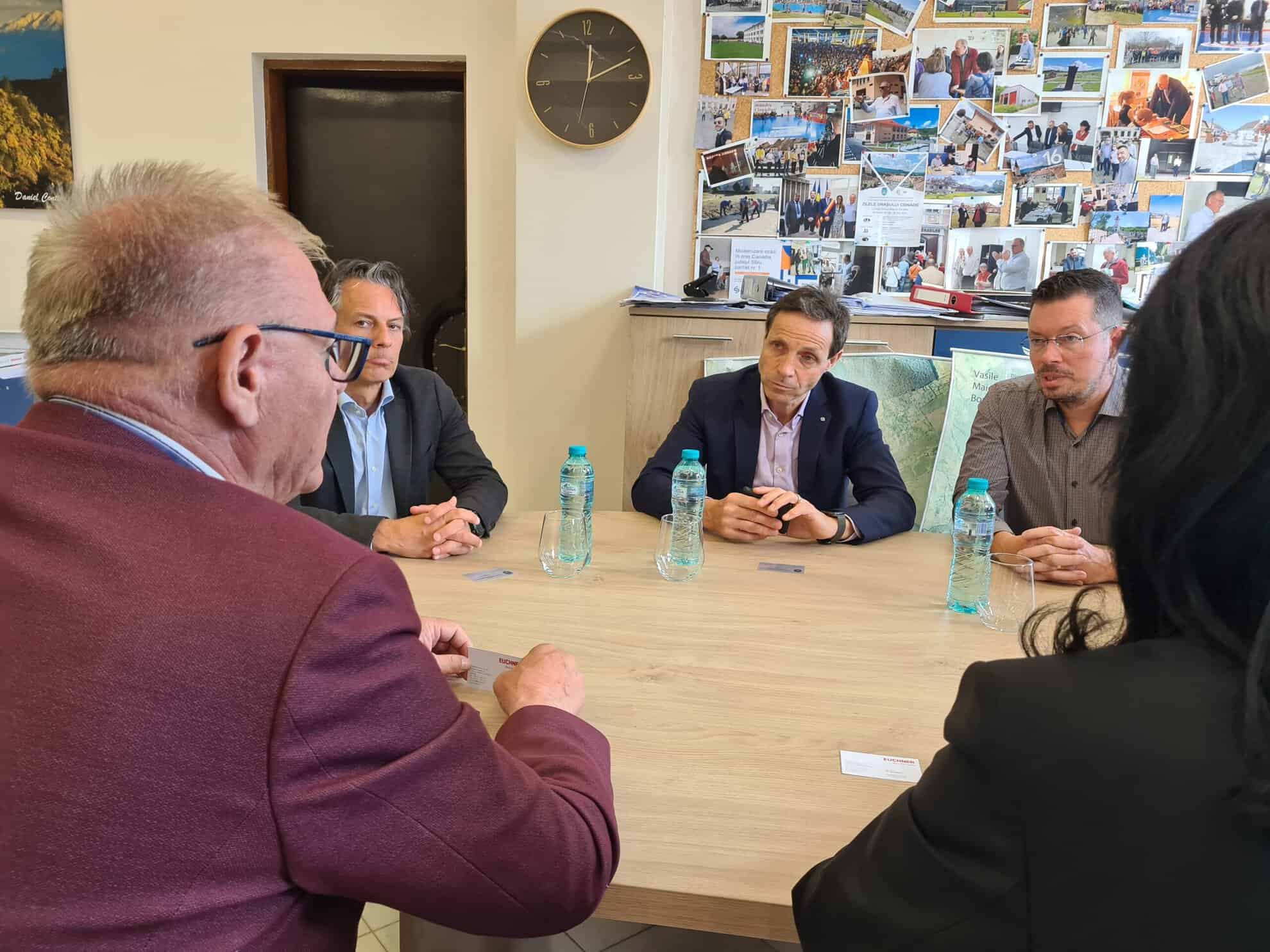 întâlnire la cisnădie între primarul gheorghe huja și o delegație a firmei euchner din germania