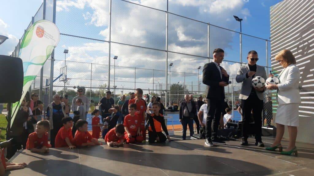 zeci de copii și părinți prezenți vineri la inaugurarea celei mai noi baze sportive din sibiu (video foto)