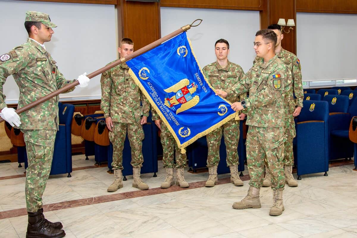soldații profesioniști din sibiu au primit drapelul de luptă și steagul de identificare al academiei forțelor terestre (foto)