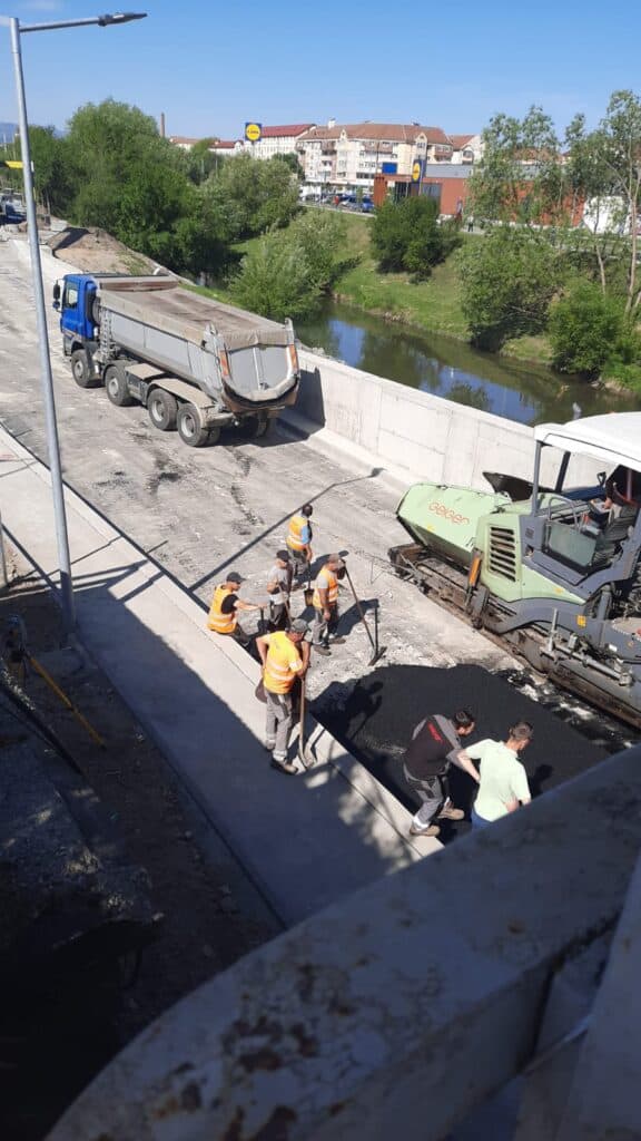 se asfaltează strada viitorului. de 1 mai, muncitorii lucrează de zor (foto)