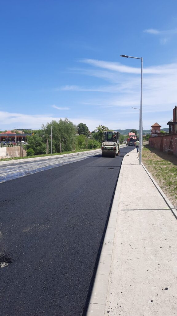 se asfaltează strada viitorului. de 1 mai, muncitorii lucrează de zor (foto)