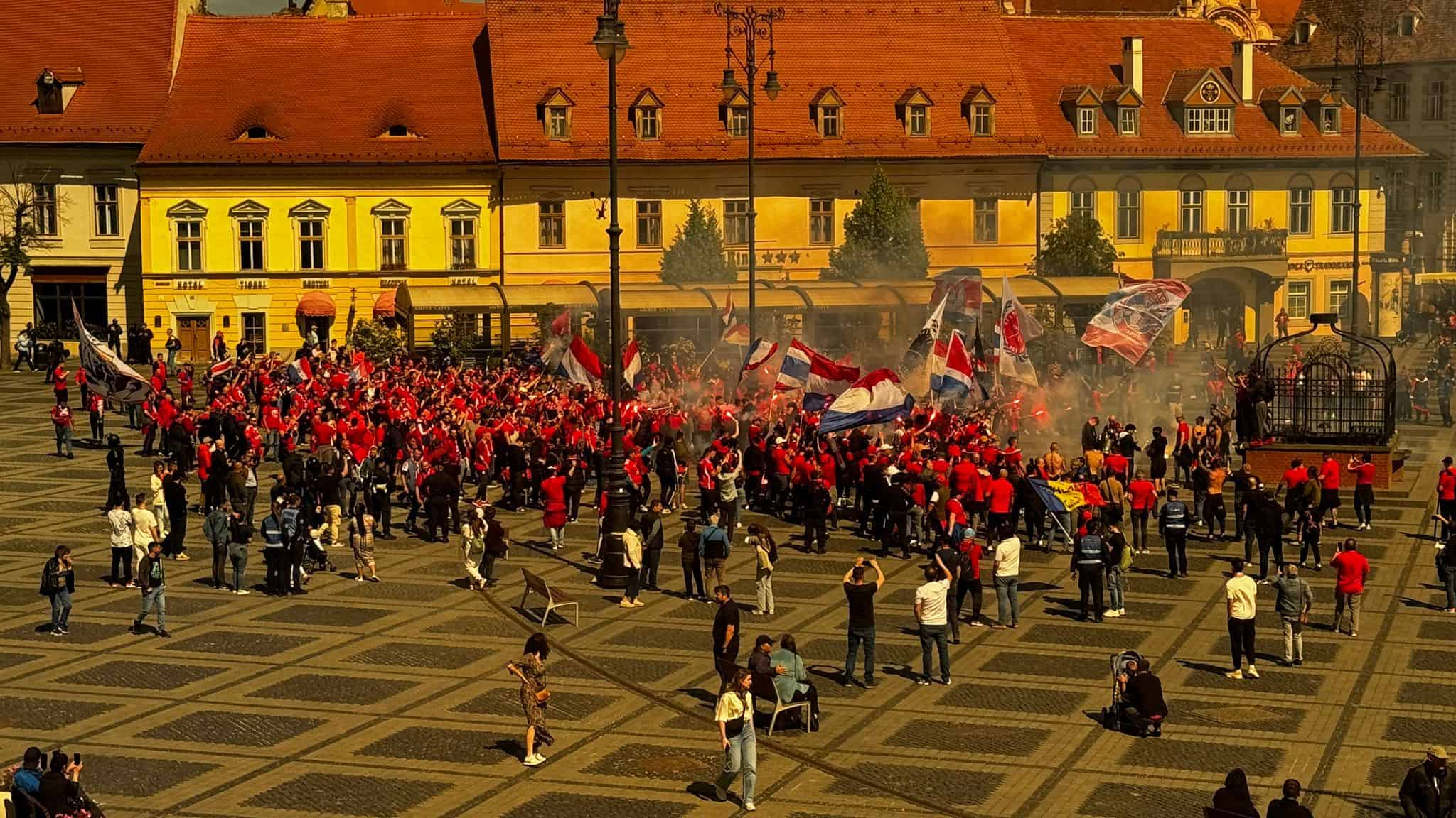 mii de gălățeni au invadat sibiul și au făcut spectacol ca pe stadion în piața mare înaintea finalei cupei de pe municipal (video foto)