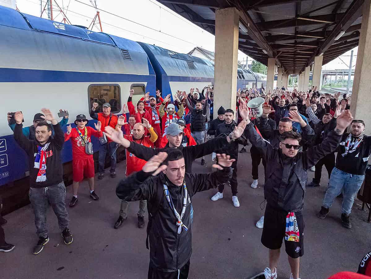 aproape 1000 de suporteri din galați au plecat cu trenul spre sibiu la finala cupei româniei (foto)