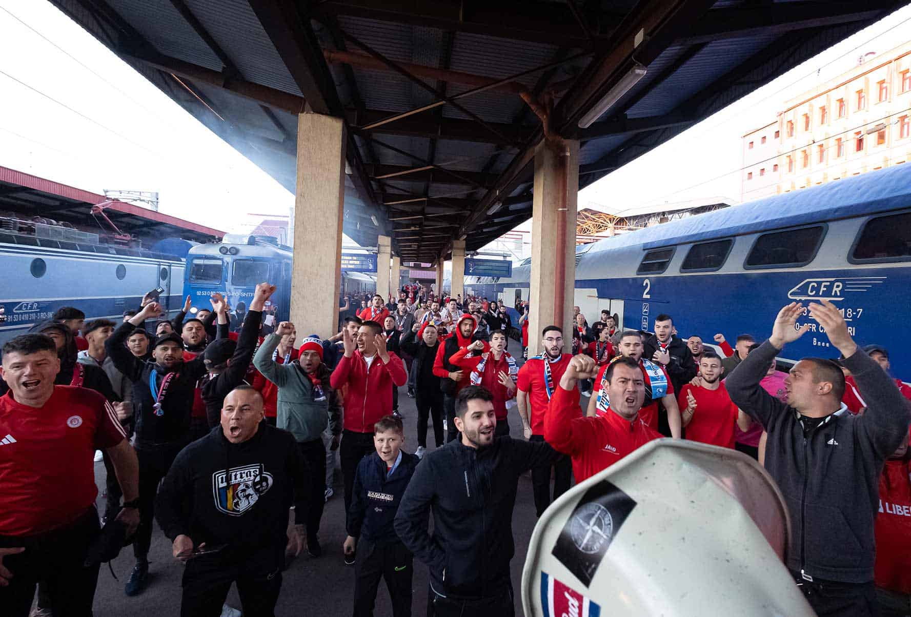aproape 1000 de suporteri din galați au plecat cu trenul spre sibiu la finala cupei româniei (foto)
