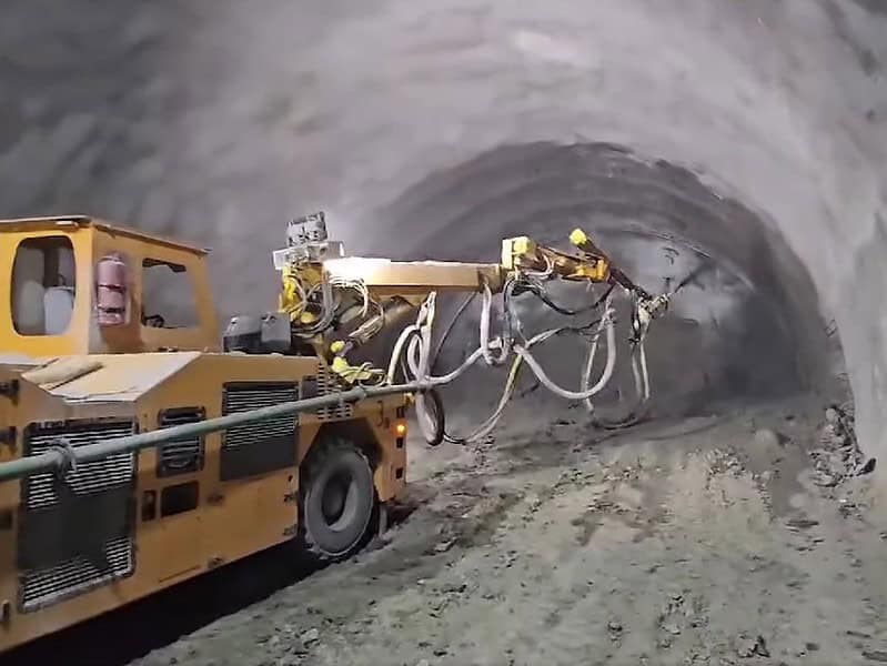 primul tunel important de pe autostrada sibiu pitești săpat în proporție de aproape 50 la sută