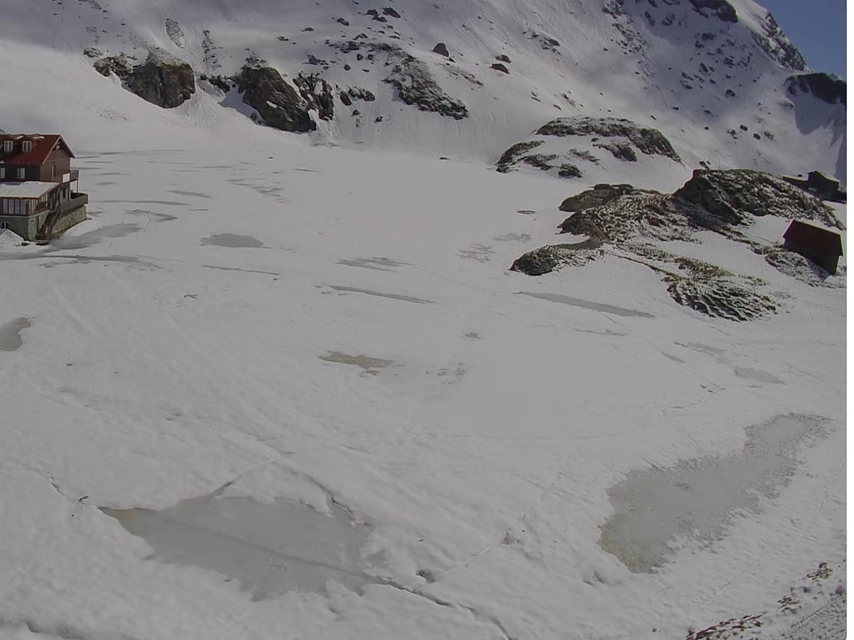 zăpadă de peste 20 de centimetri în munții făgăraș la bâlea lac