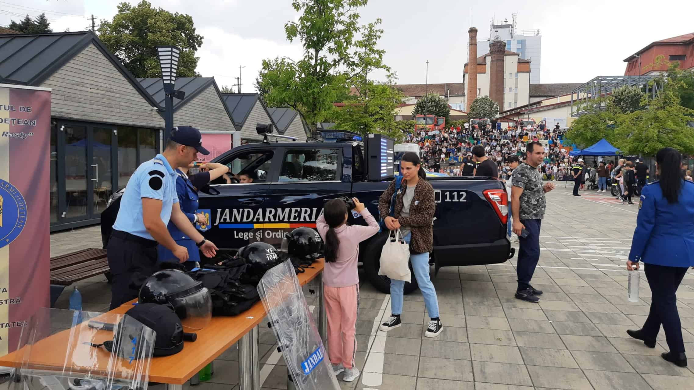 Sute de copii s-au ”repezit” să vadă parada câinilor dresați și expoziția cu mașini și motociclete de poliție în Piața Haberman (video foto)