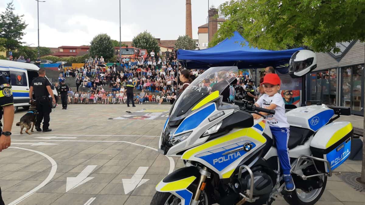 Sute de copii s-au ”repezit” să vadă parada câinilor dresați și expoziția cu mașini și motociclete de poliție în Piața Haberman (video foto)