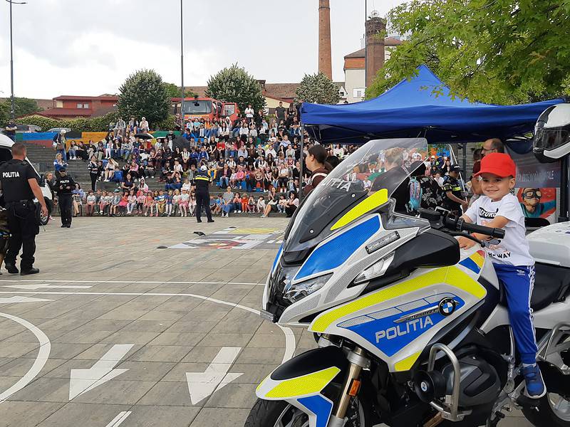 sute de copii s-au ”repezit” să vadă parada câinilor dresați și expoziția cu mașini și motociclete de poliție în piața haberman (video foto)