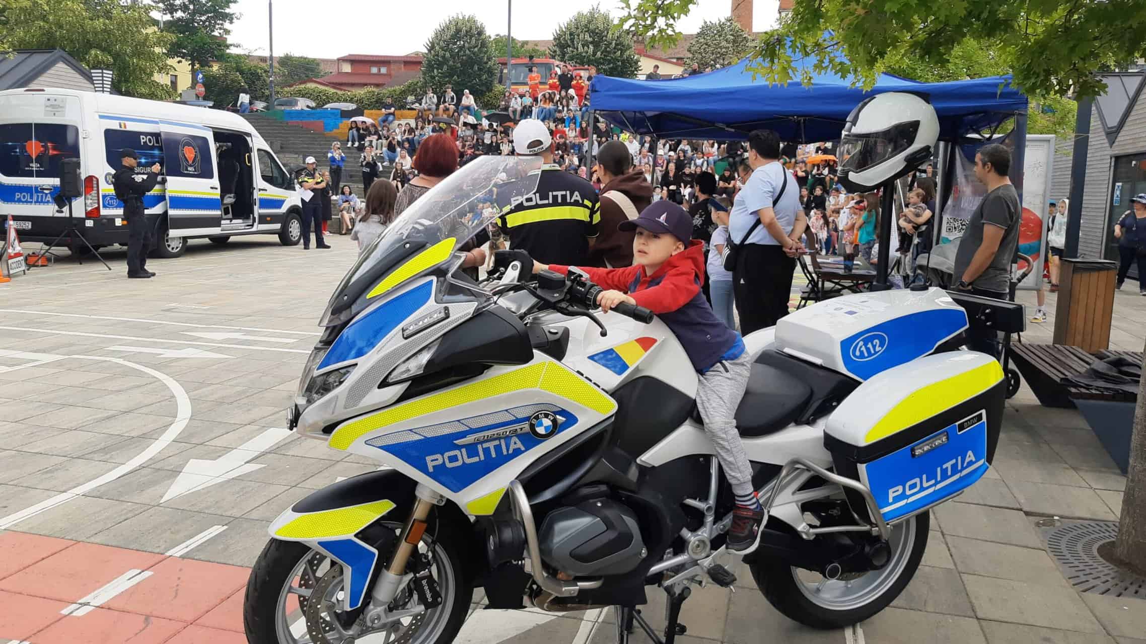 Sute de copii s-au ”repezit” să vadă parada câinilor dresați și expoziția cu mașini și motociclete de poliție în Piața Haberman (video foto)