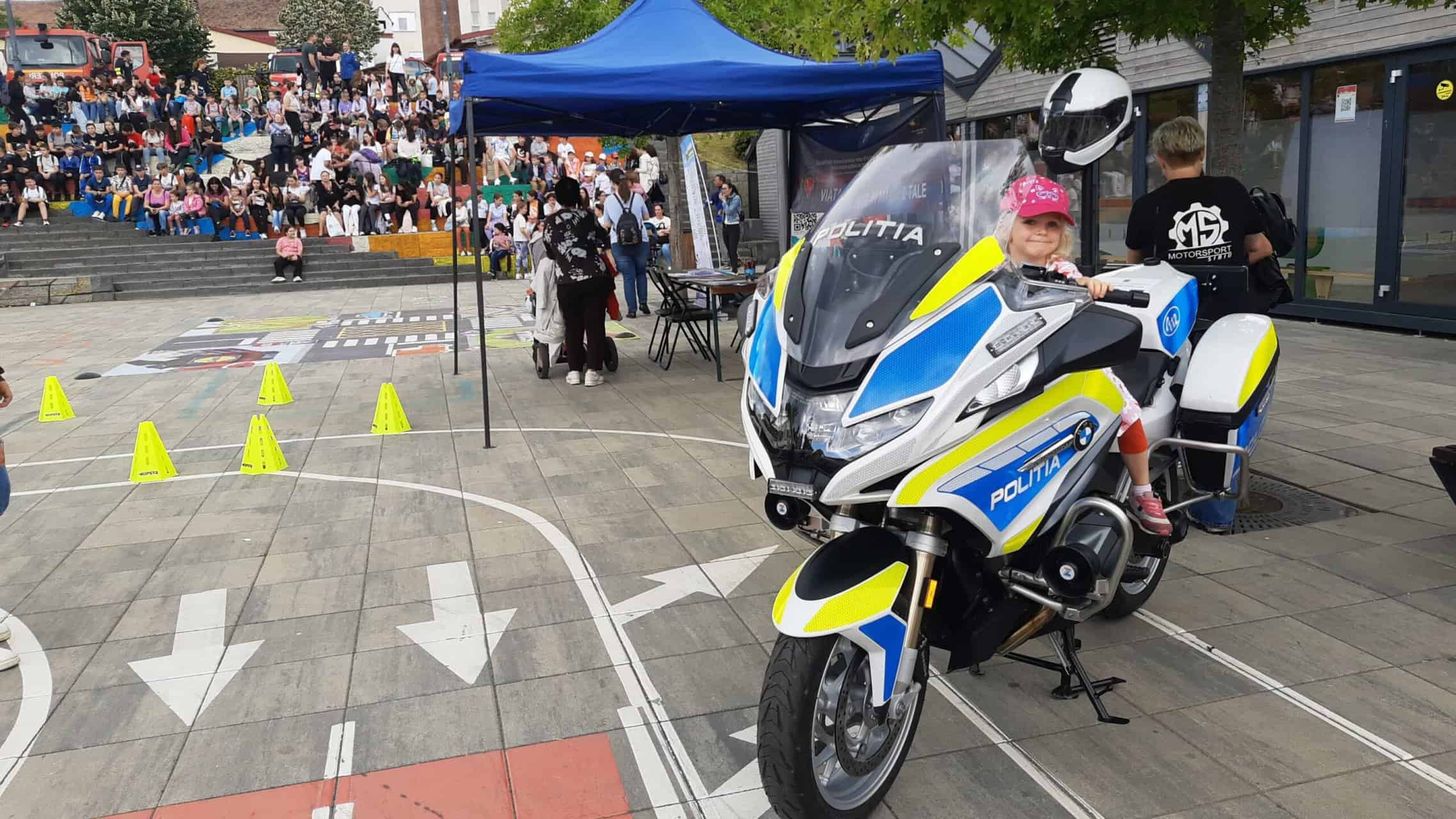 Sute de copii s-au ”repezit” să vadă parada câinilor dresați și expoziția cu mașini și motociclete de poliție în Piața Haberman (video foto)