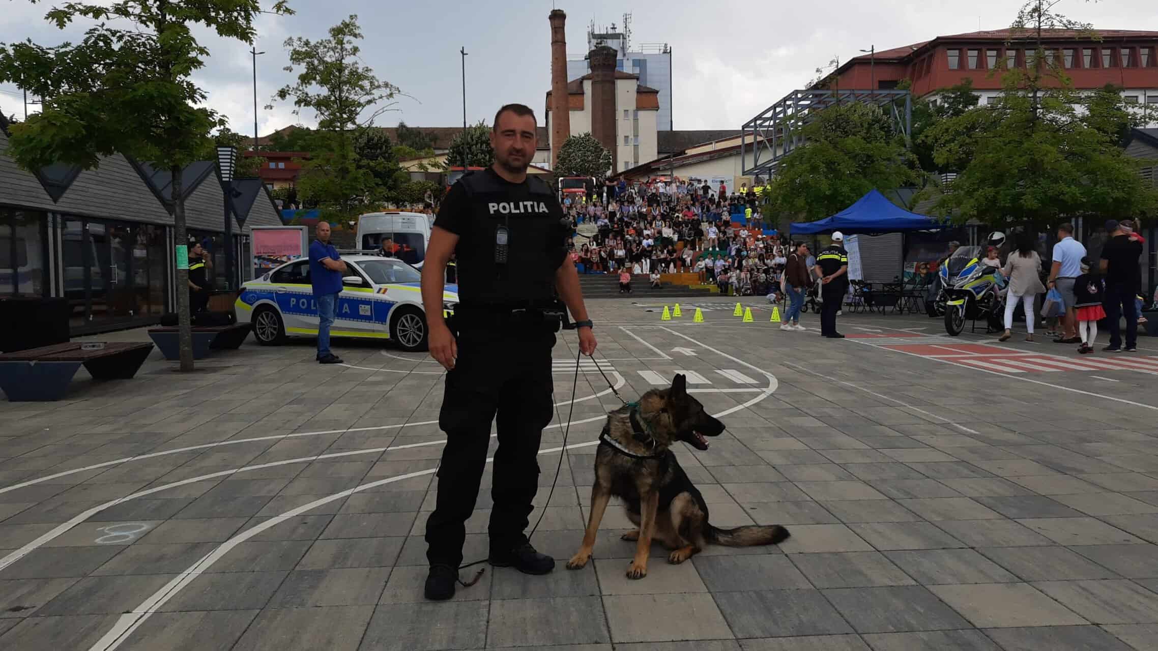 Sute de copii s-au ”repezit” să vadă parada câinilor dresați și expoziția cu mașini și motociclete de poliție în Piața Haberman (video foto)