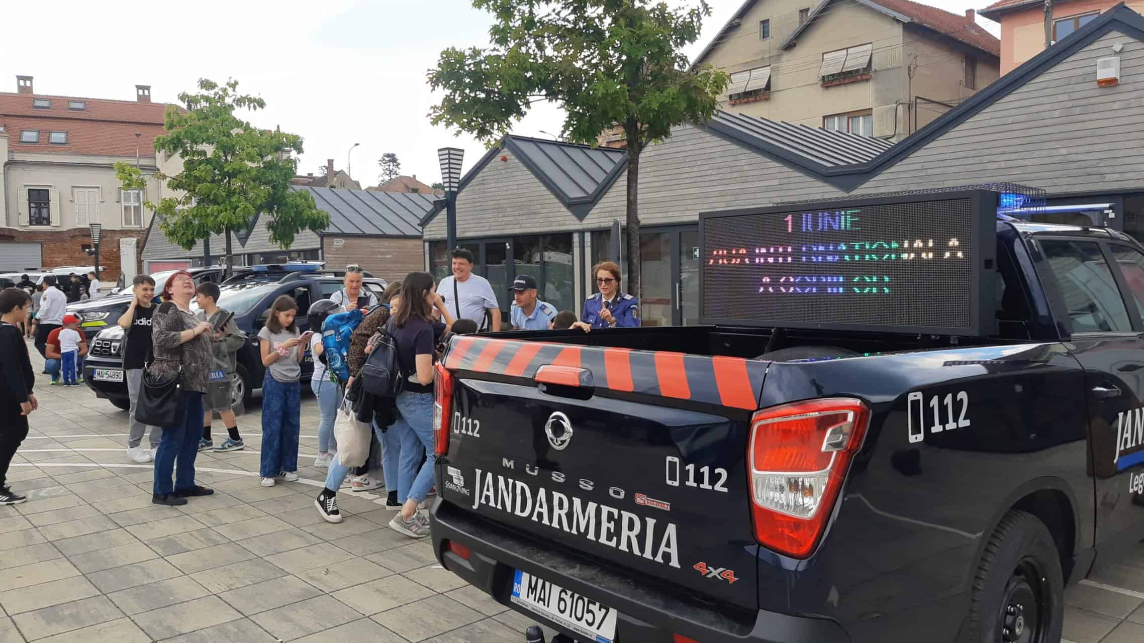 Sute de copii s-au ”repezit” să vadă parada câinilor dresați și expoziția cu mașini și motociclete de poliție în Piața Haberman (video foto)