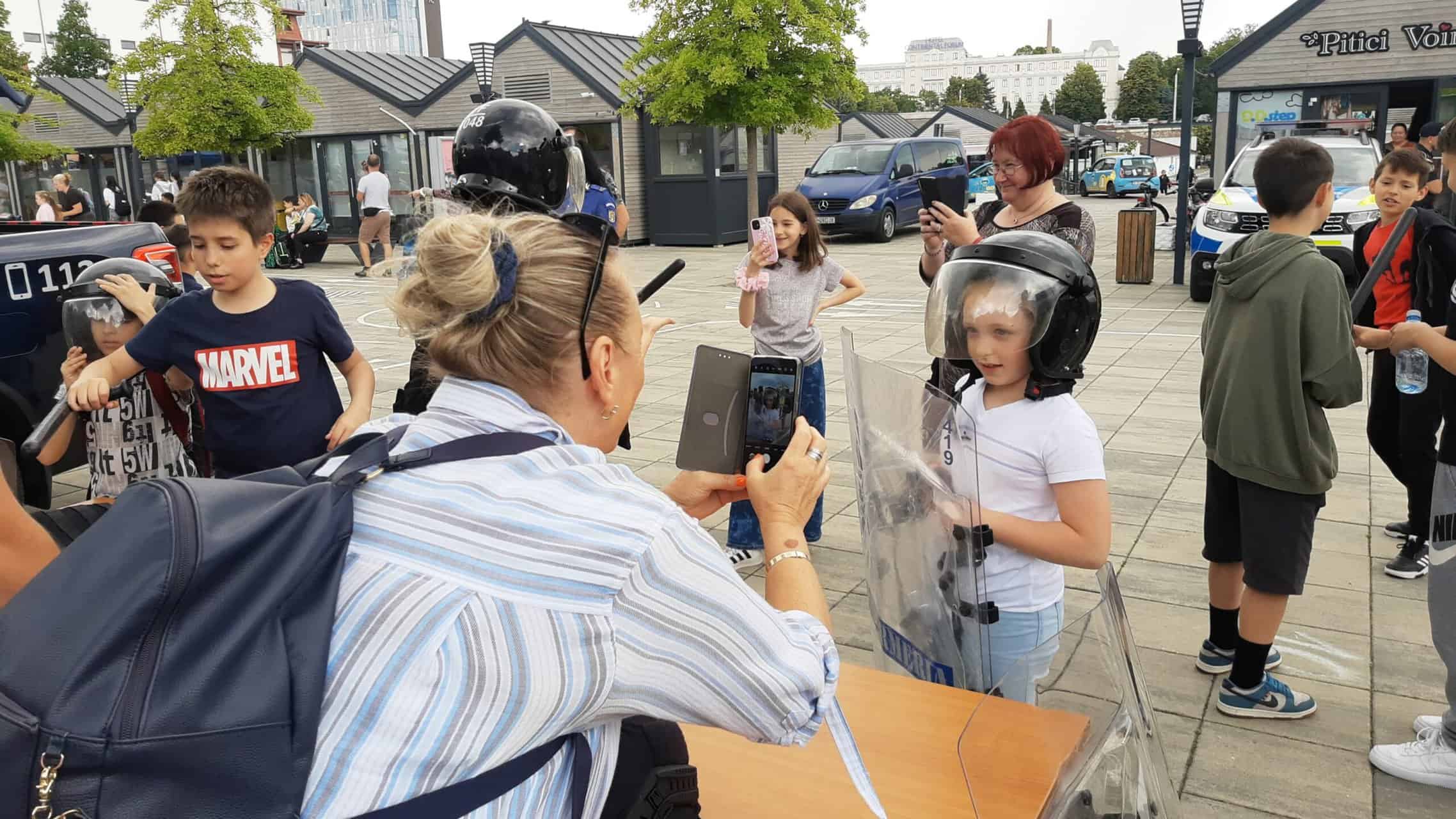 Sute de copii s-au ”repezit” să vadă parada câinilor dresați și expoziția cu mașini și motociclete de poliție în Piața Haberman (video foto)