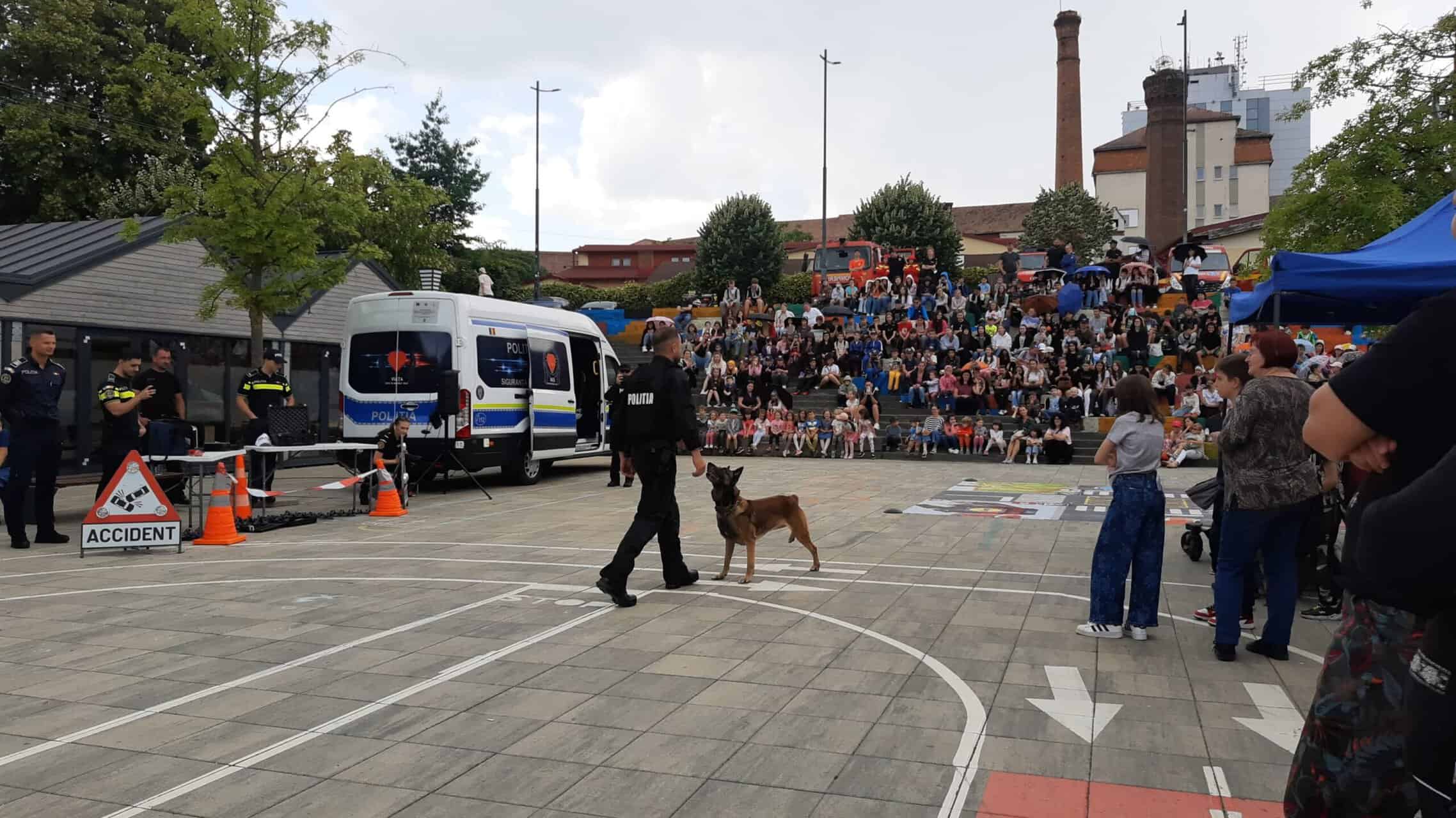 Sute de copii s-au ”repezit” să vadă parada câinilor dresați și expoziția cu mașini și motociclete de poliție în Piața Haberman (video foto)