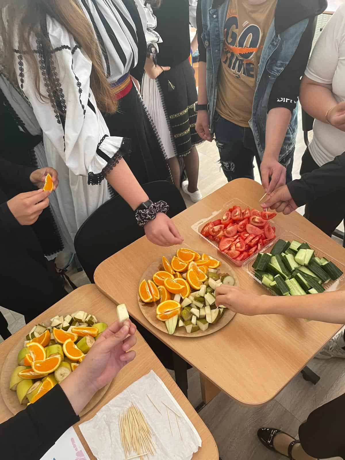 consiliul județean sibiu distribuie în grădinițele și școlile din județ caserole cu fructe, legume, lactate și miere. copiii vor învăța și cum să cultive legume