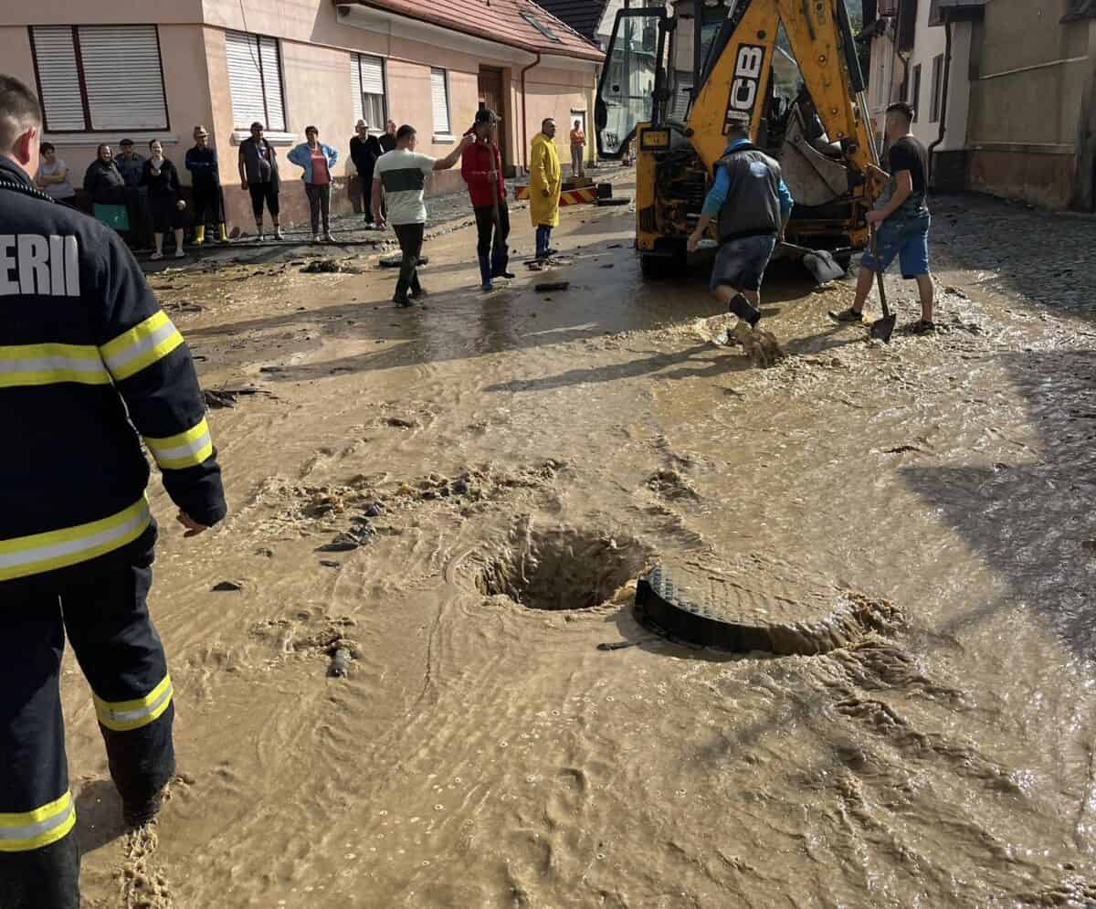 dezastru la mag și săliște din cauza furtunii, iar un copac a fost trăsnit de fulger în sibiu (foto)