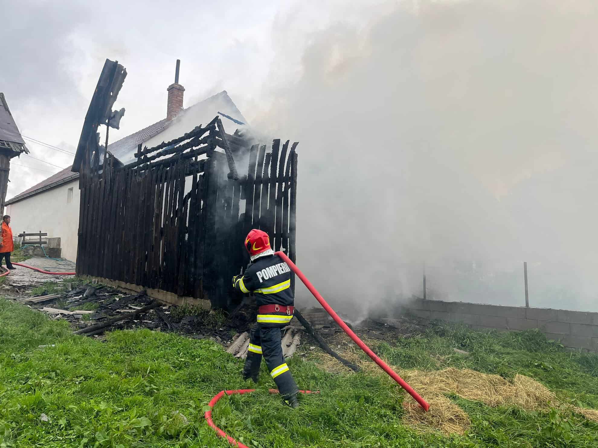 Șură cu 5 tone de fân incendiată din cauza unui fulger la Jina (foto)