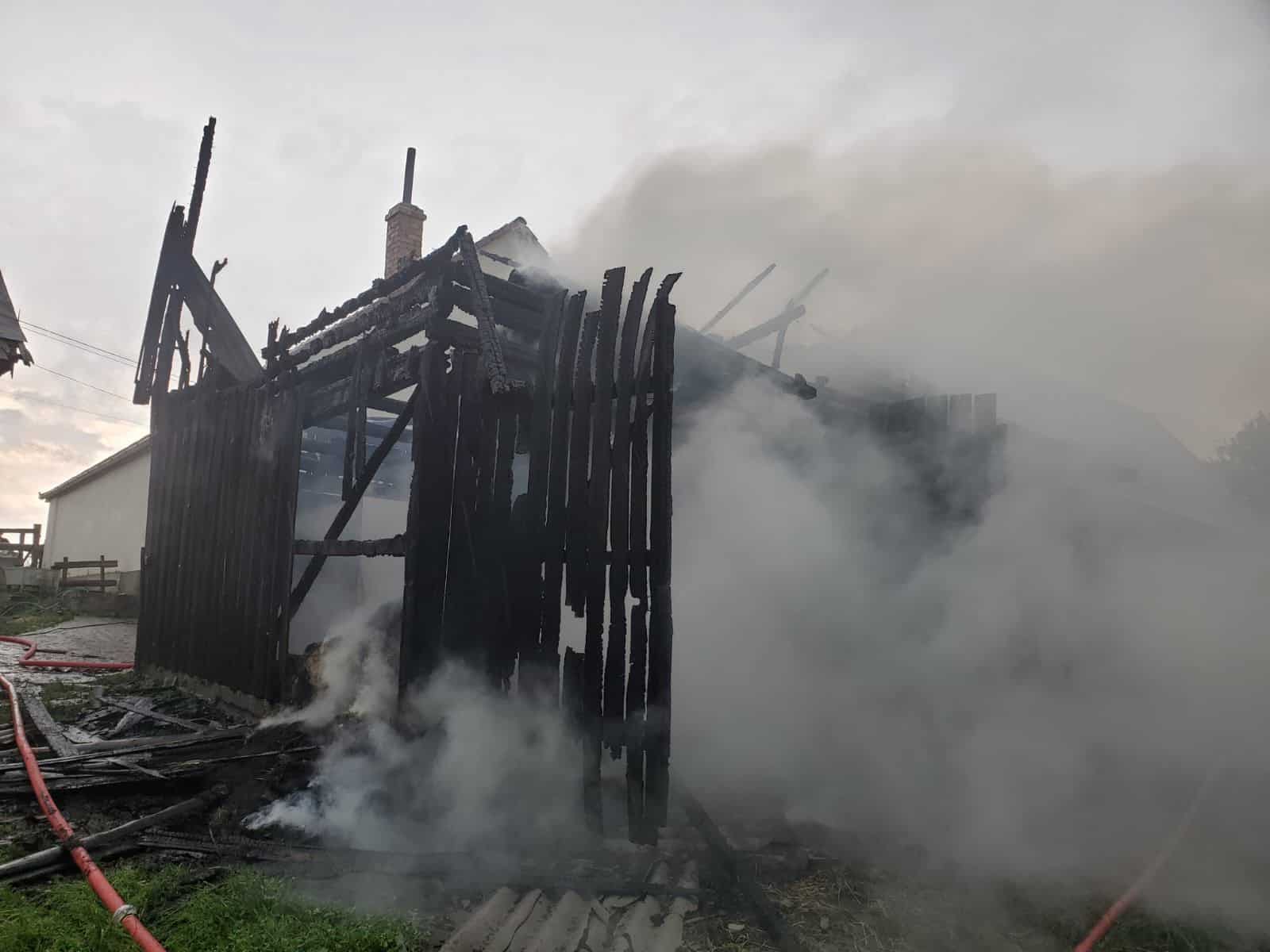 Șură cu 5 tone de fân incendiată din cauza unui fulger la Jina (foto)