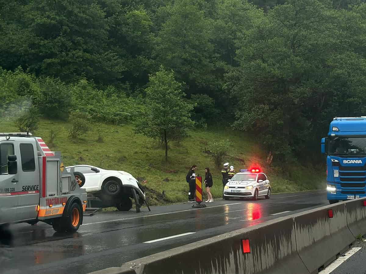 o mașină a intrat într-un parapet pe valea oltului, în apropiere de boița (video)