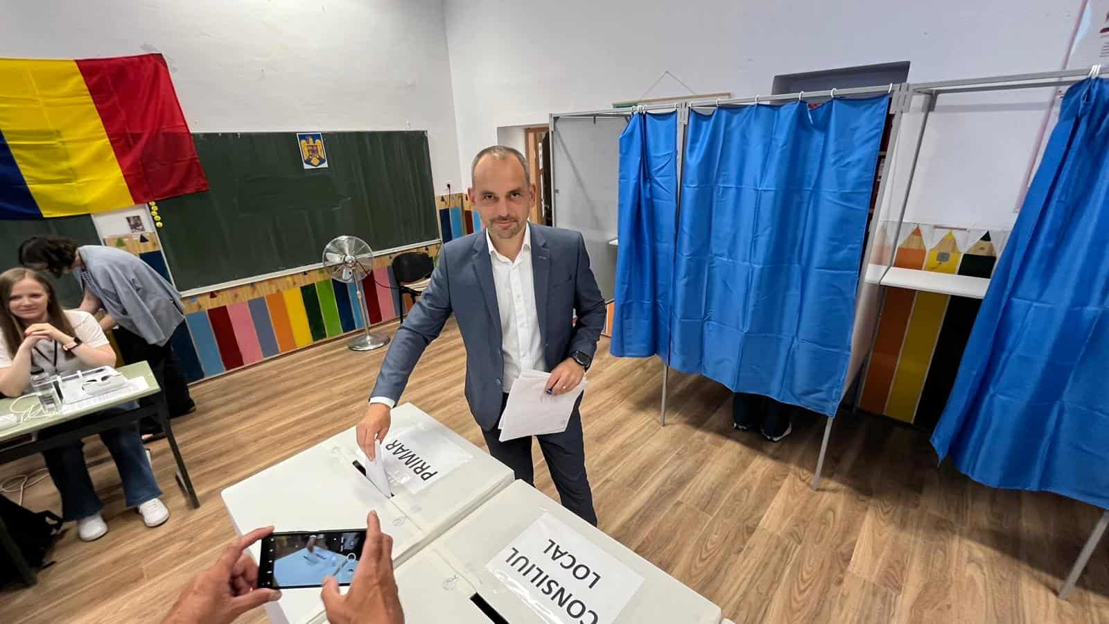 Adrian Echert a votat la școala din Turnișor alături de soție. „ Am votat pentru ca toți cetățenii să fie ascultați” (video)