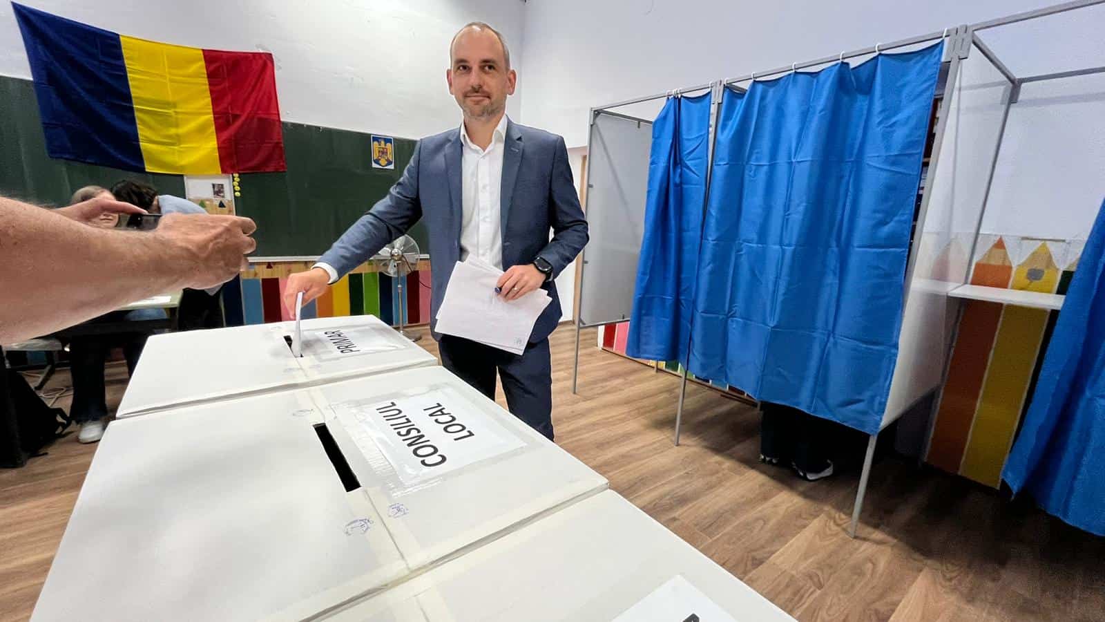 Adrian Echert a votat la școala din Turnișor alături de soție. „ Am votat pentru ca toți cetățenii să fie ascultați” (video)