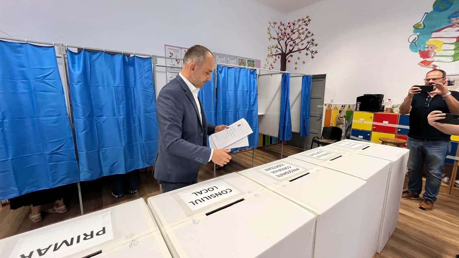 Adrian Echert a votat la școala din Turnișor alături de soție. „ Am votat pentru ca toți cetățenii să fie ascultați” (video)