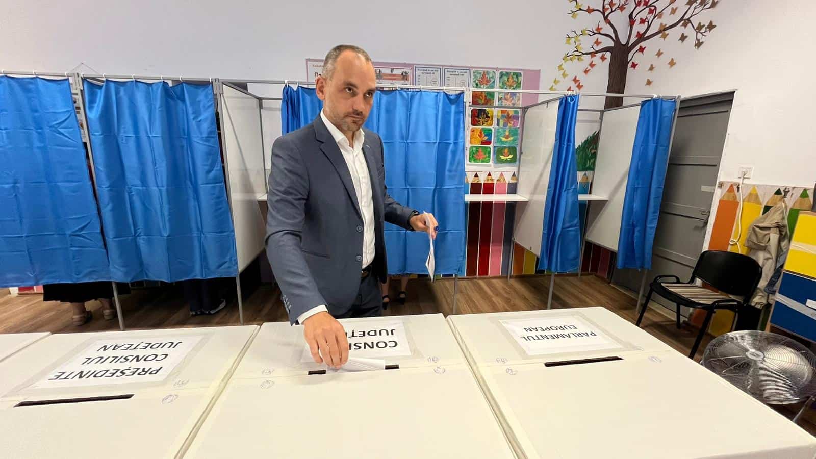 Adrian Echert a votat la școala din Turnișor alături de soție. „ Am votat pentru ca toți cetățenii să fie ascultați” (video)