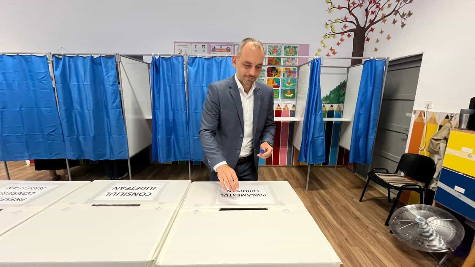 Adrian Echert a votat la școala din Turnișor alături de soție. „ Am votat pentru ca toți cetățenii să fie ascultați” (video)