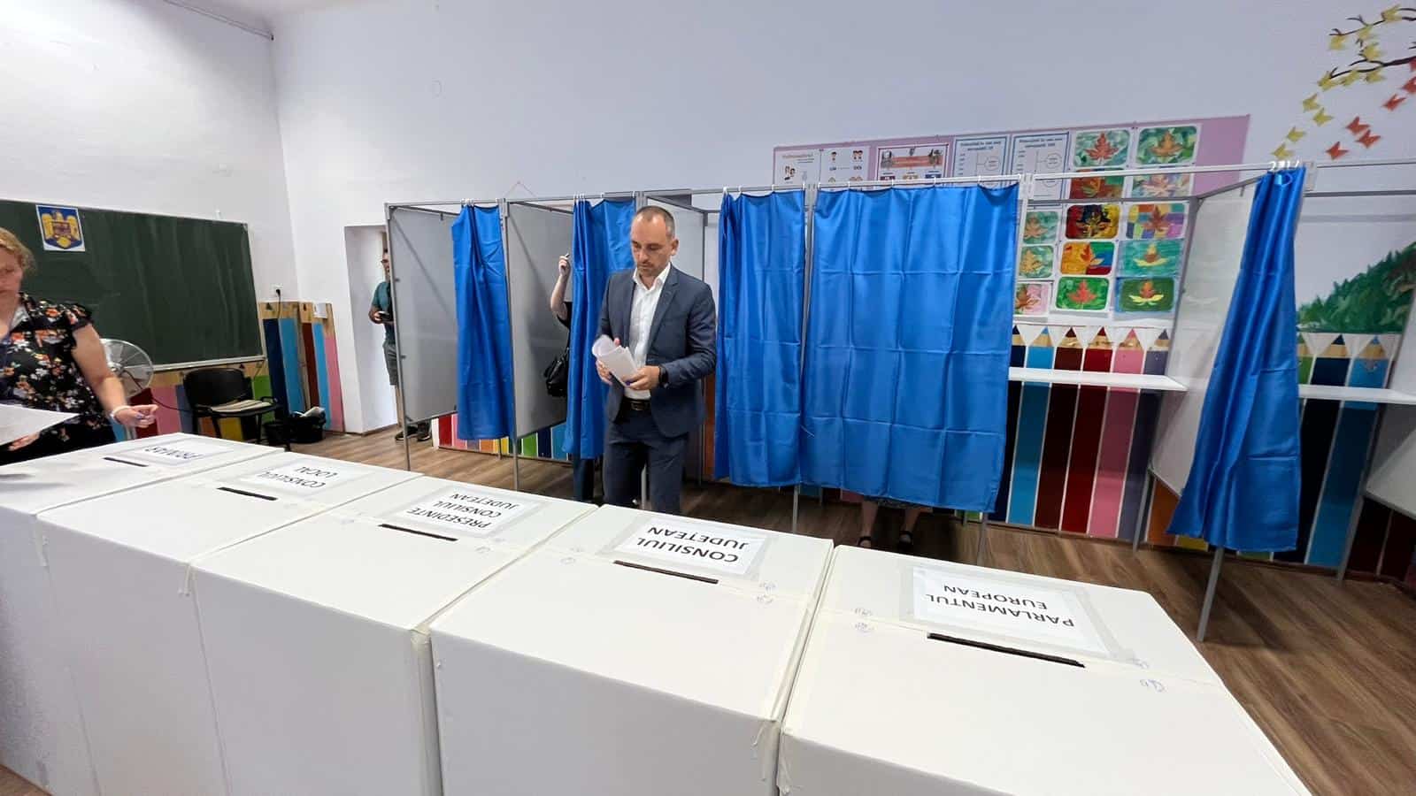 Adrian Echert a votat la școala din Turnișor alături de soție. „ Am votat pentru ca toți cetățenii să fie ascultați” (video)