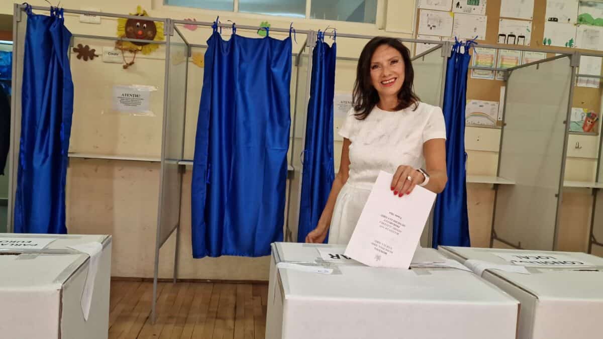 Carmen Iohannis a mers singură la vot. „Am votat pentru o administrație locală performantă” (video)