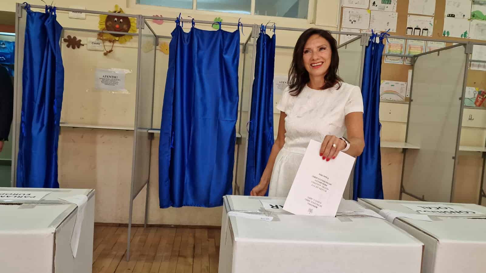 Carmen Iohannis a mers singură la vot. „Am votat pentru o administrație locală performantă” (video)