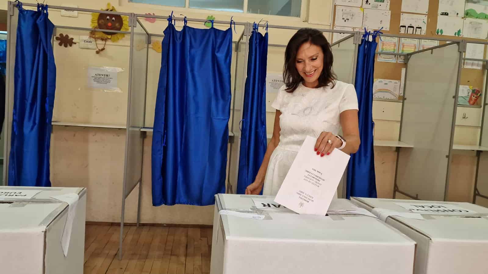 Carmen Iohannis a mers singură la vot. „Am votat pentru o administrație locală performantă” (video)