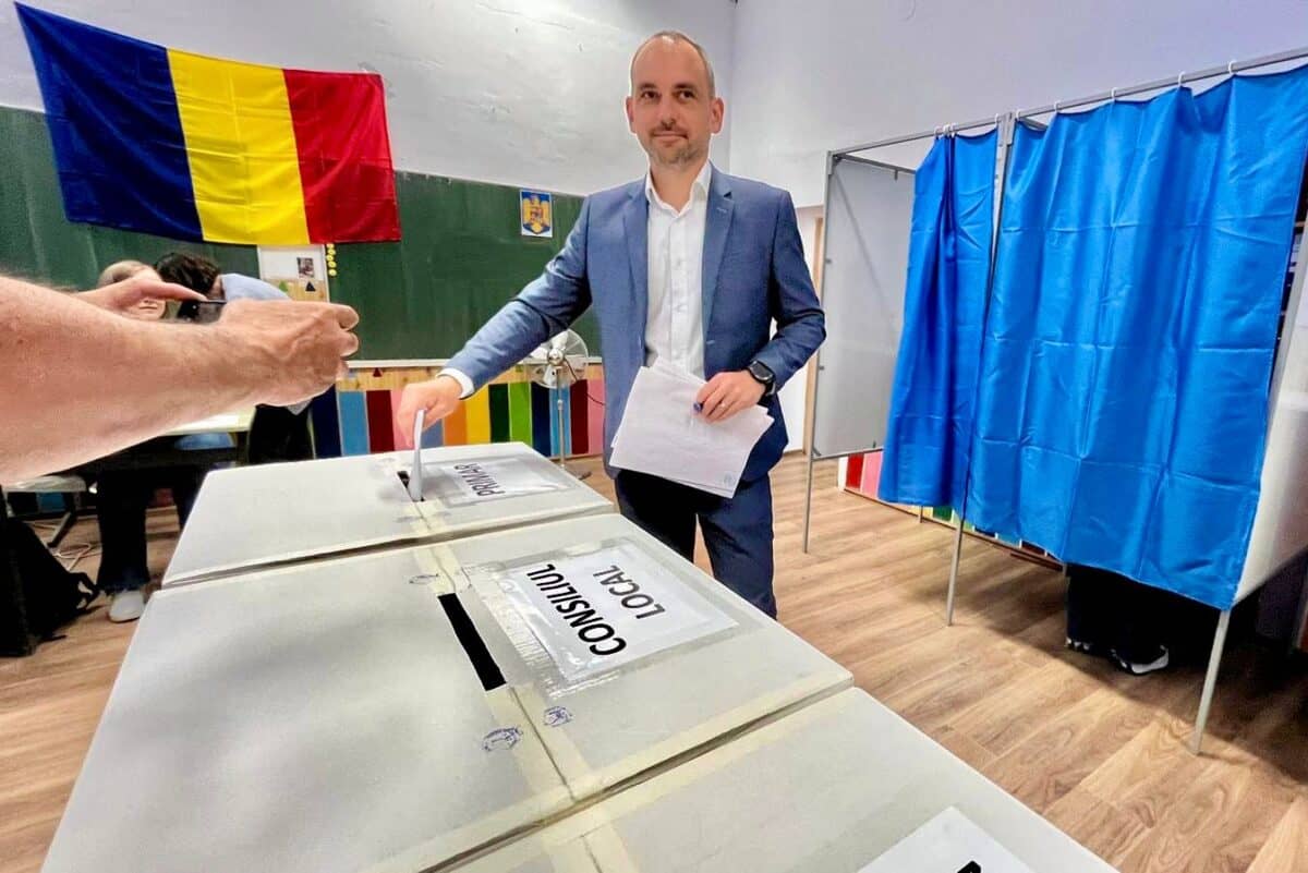 Adrian Echert a votat la școala din Turnișor alături de soție. „ Am votat pentru ca toți cetățenii să fie ascultați” (video)