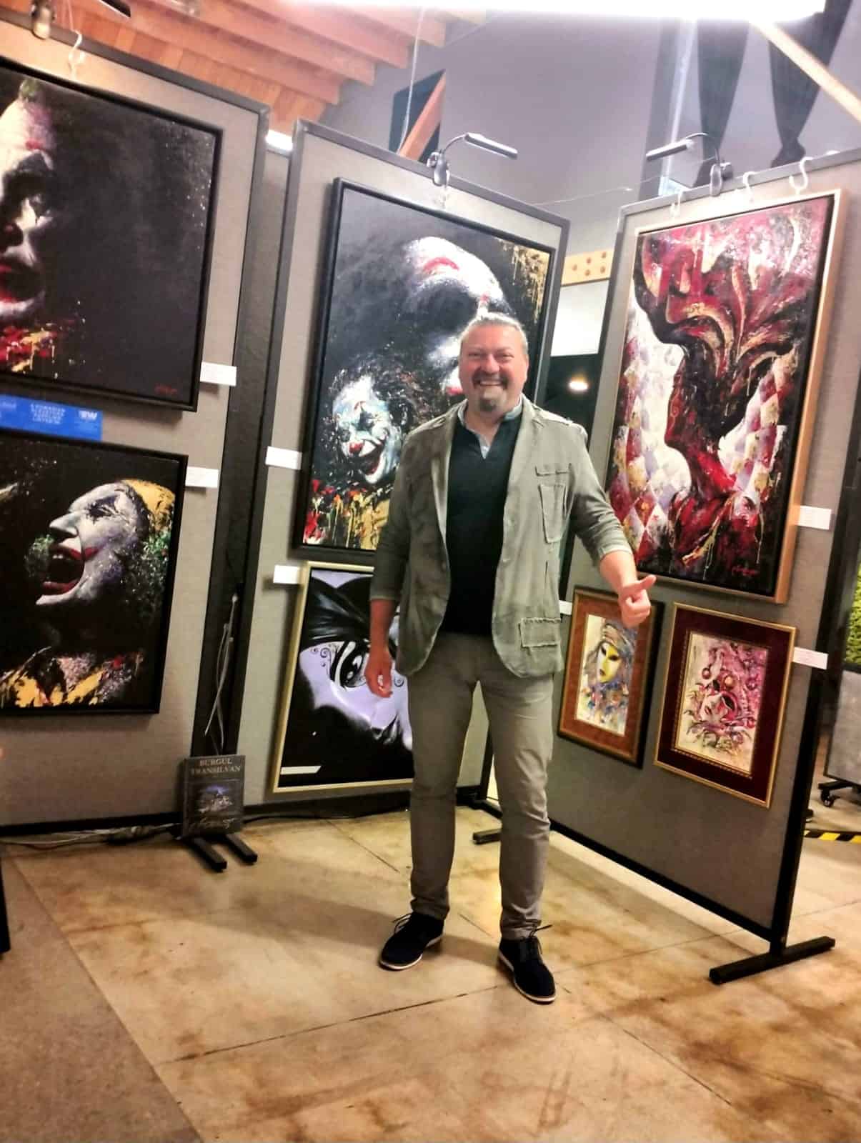 artist brasovean, absolvent al ulbs, a făcut furori în los angeles cu portretele personajului joker