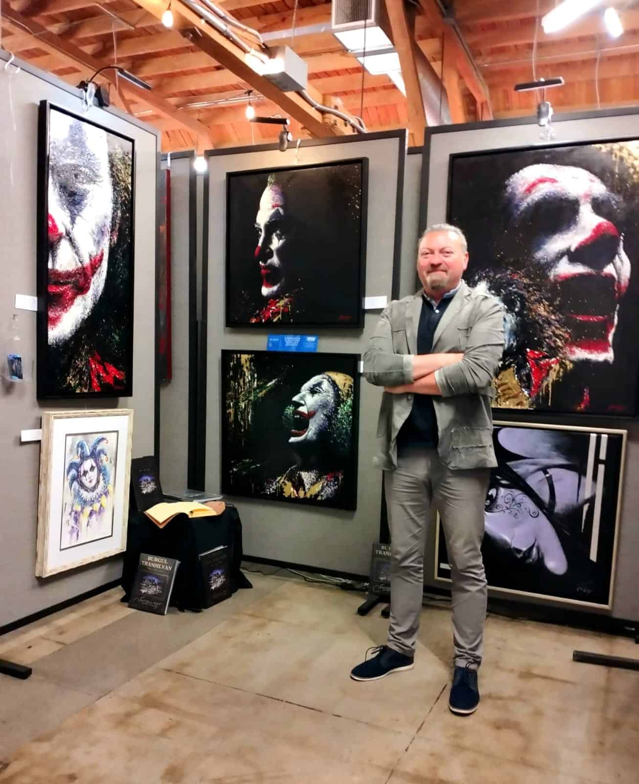 artist brasovean, absolvent al ulbs, a făcut furori în los angeles cu portretele personajului joker