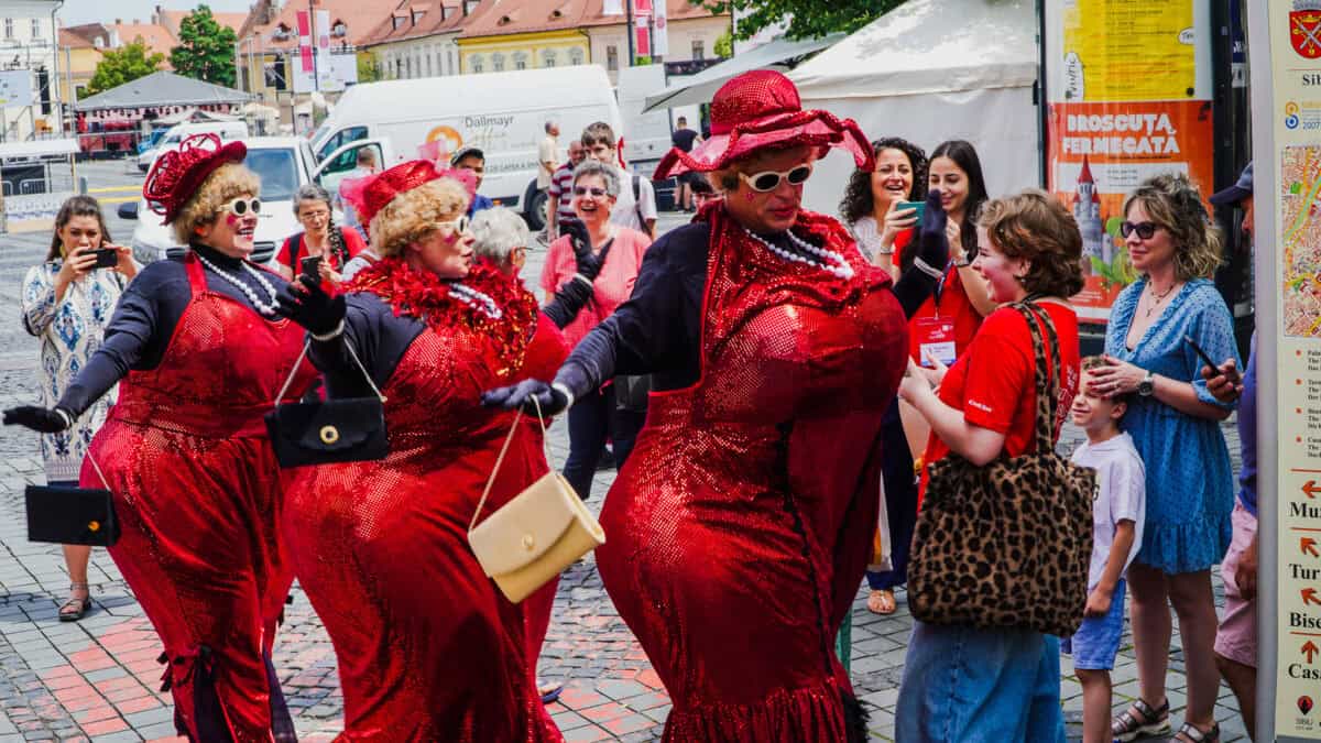 Doamnele „Nikki” au împărțit „bisous” spectatorilor de pe Bălcescu, în prima zi de FITS: „Publicul din Sibiu e foarte drăguț. Foarte șic” (foto video)