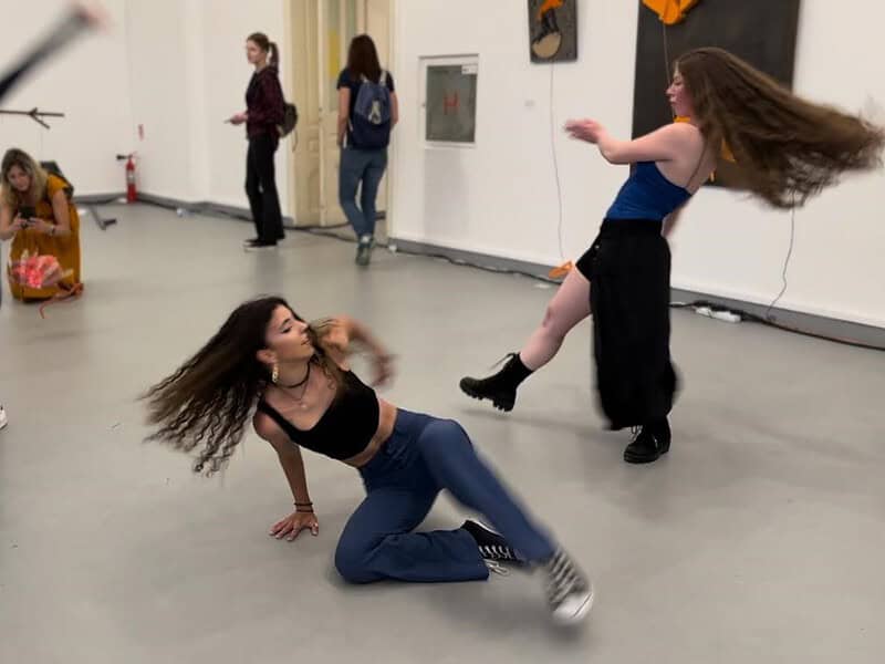 atmosferă hipnotică la muzeul de artă contemporană - artă cinetică, muzică live și dans (reportaj video)