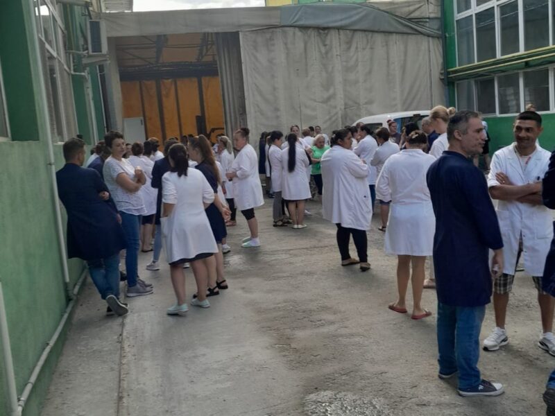 greva la o firmă de confecții din sibiu după ce mai mulți angajați au fost concediați ( foto)