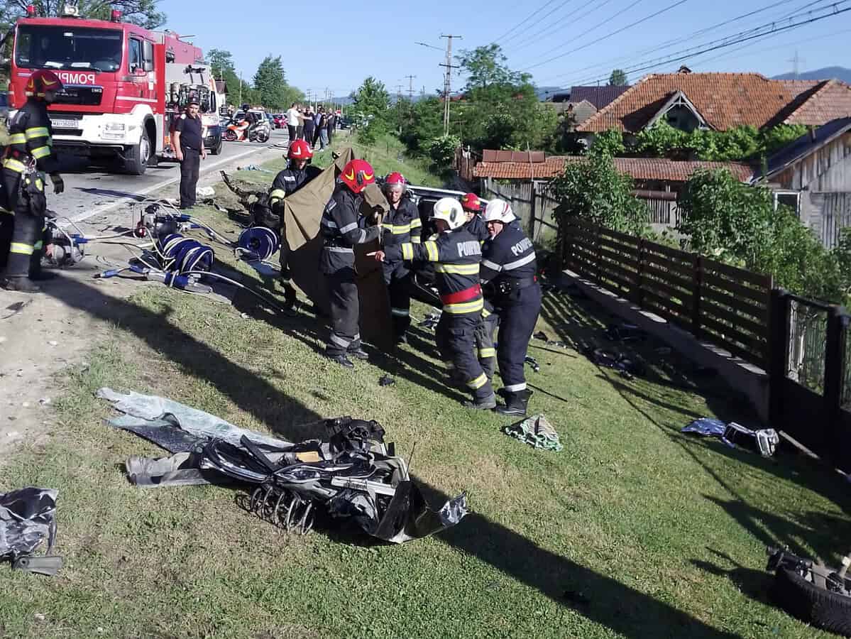 accident grav cu un autocar plin cu copii și șofer decedat pe un drum național din vâlcea (foto)